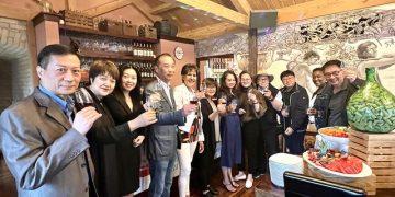 加中商联2023举办夏日品酒交谊活动